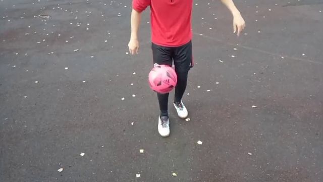 🤔❓😎⚽Как научиться тренировать жонглирования мяча с помощью завязанной повязки на глазах (вслепую) смотреть онлайн