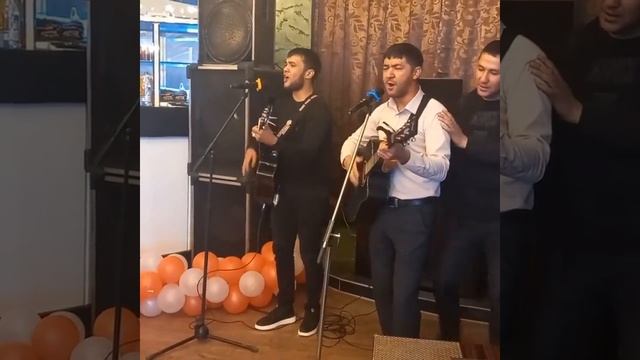 Акмал и Азамчик гитарист - Ох онажон Доля ! смотреть онлайн