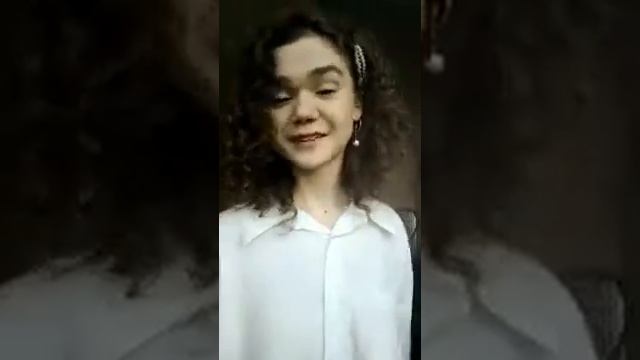 Екатерина (10А) поздравляет выпускников и поет для них...