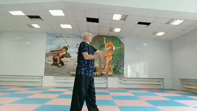 Жонглирование кольцами. Купить барана у снеговика. Отряхнуть подол у водопада. Капля пота по спине смотреть онлайн