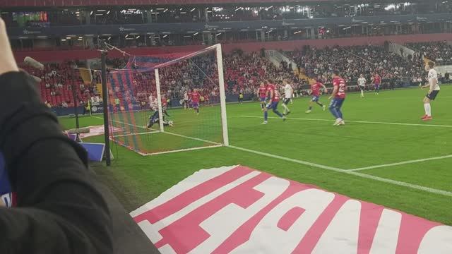 Фрагмент матча РПЛ 20.04.2025 ЦСКА Vs КС из-за ворот (футбол, Крылья Советов)