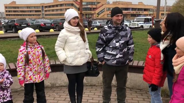 Театр "Колесо" на улицах города перед премьерой ЛМК "Весь мир у нас в руках" смотреть онлайн