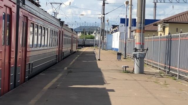 ЭП1М-??? С пассажирским поездом сообщением Архангельск - Новороссийск прибывает на станцию Лиски смотреть онлайн