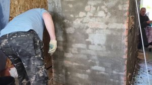 Обкладываем печку плиткой.