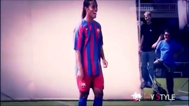 Роналдиньо против Криштиану Роналду! ФРИСТАЙЛ!!!FREESTYLE!!!!!!!Ronaldo vs Ronaldinho смотреть онлайн