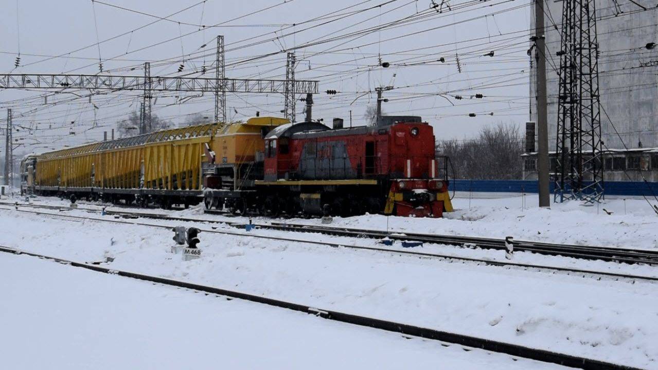 Тепловоз ТЭМ2-3296 с СМ2М-1504 погнал на разгрузку. смотреть онлайн