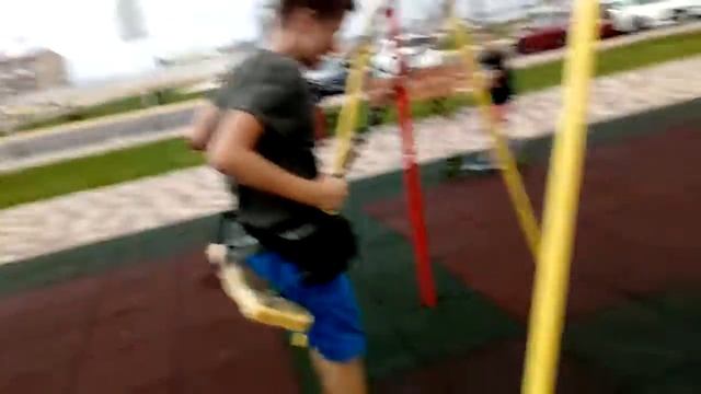 Брат пытался сделать прыжок веры😂😂 смотреть онлайн