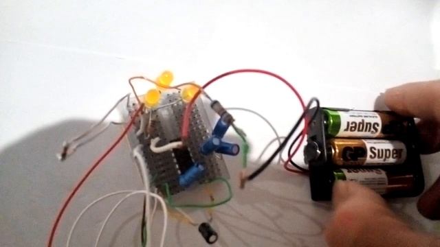 Находим стабилитрон на 5 В и 3 В с помощью светодиодов и батареек смотреть онлайн