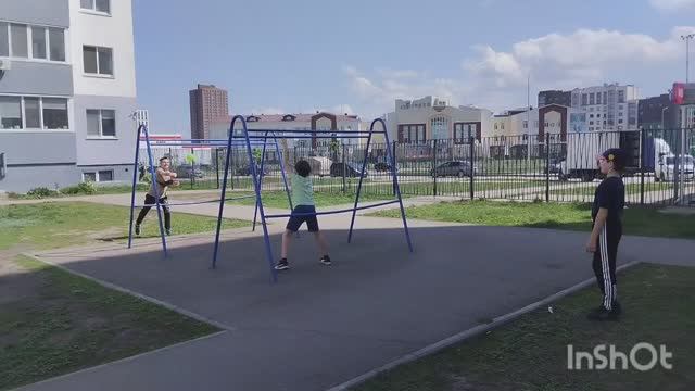 26.04.2025 Кое как вытащила детей погулять во двор с кошками, ракетками, мячами. смотреть онлайн