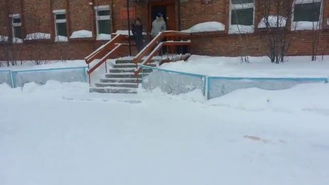 Чуваку смачно вмазали огромным снежком! В ГОЛОС. Vine