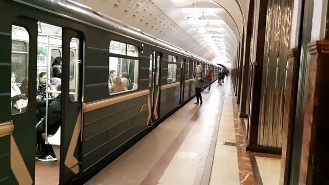 Станция м.Маяковская метропоезд Номерной