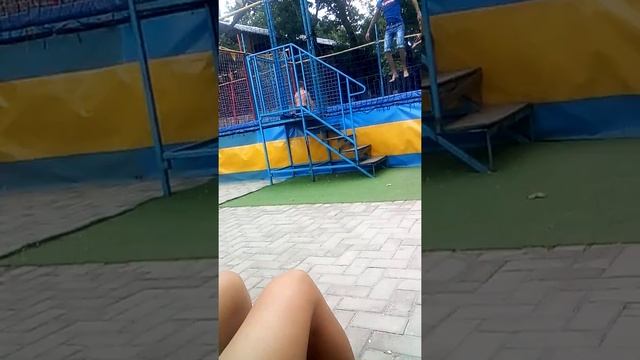 Подростки прыгают на ботуте