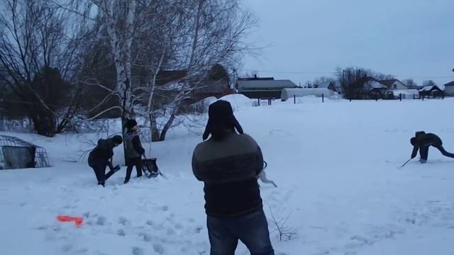 Надо чистить снег, пора сажать картошку смотреть онлайн