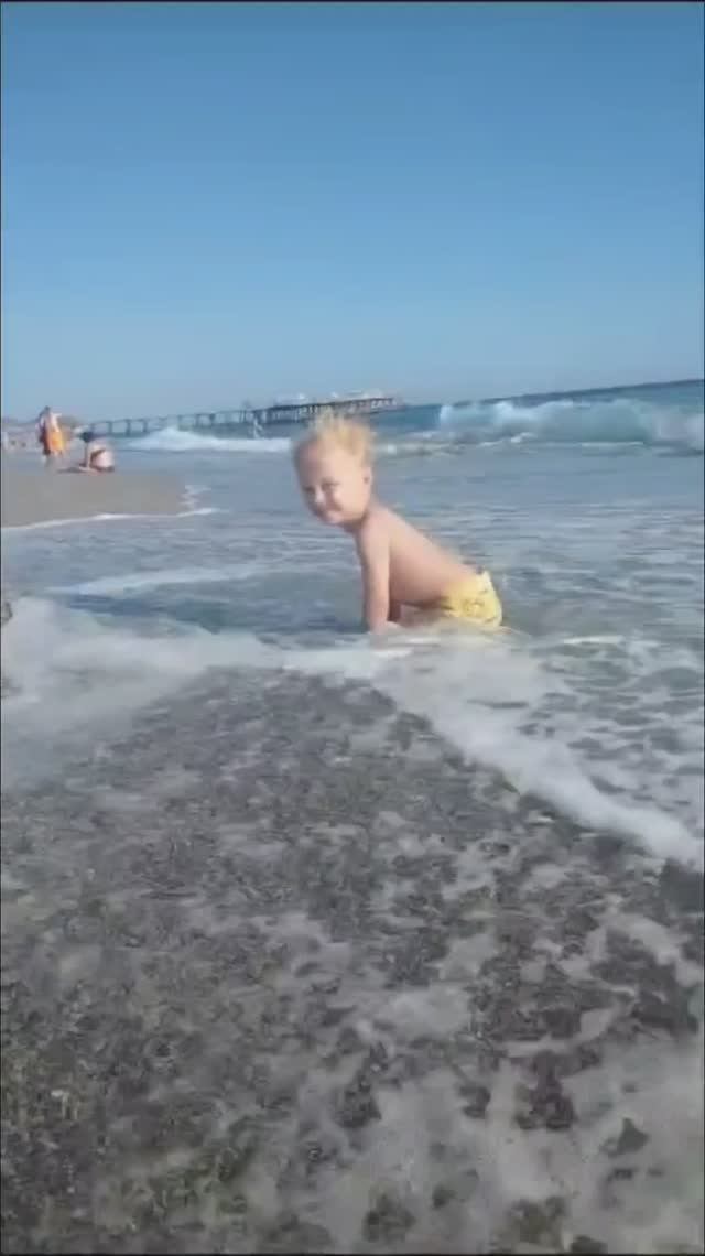 НА ПЛЯЖИКЕ..