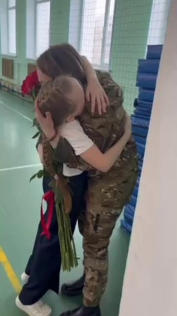 Очень трогательный момент. Участница СВО вернулась домой и первой делом пришла в школу — смотреть онлайн