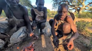 🎬 Первобытные люди: Жаркое из бабуина с томатом и бананами. Охотники хадза.