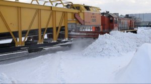 Разгрузка снегоуборочного поезда СМ2Б-1143 с тепловозом ТЭМ2А-5223.