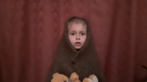 Оборванного мишку утешала.Стихи о войне