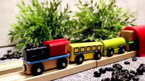 Деревянная железная дорога и паровозы. Игрушки для детей. Видео про поезда