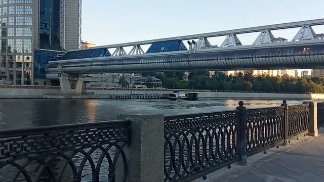 МОСКВА СИТИ. РОБОТЫ на УЛИЦАХ. БАШНИ КРУТЫЕ! ВОДНЫЙ транспорт МОСКВЫ смотреть онлайн