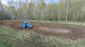 БОРОНЮ ОГОРОД ТРАКТОРОМ Т 40/ПОДРЕГУЛИРОВАЛ ТОРМОЗА.