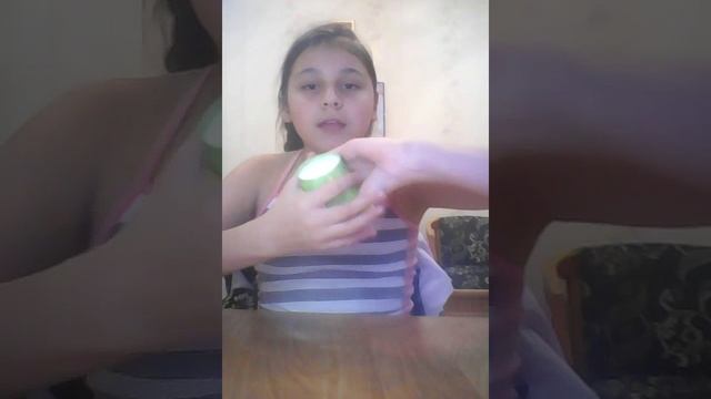 Учимся играть на стаканчик Толике смотреть онлайн