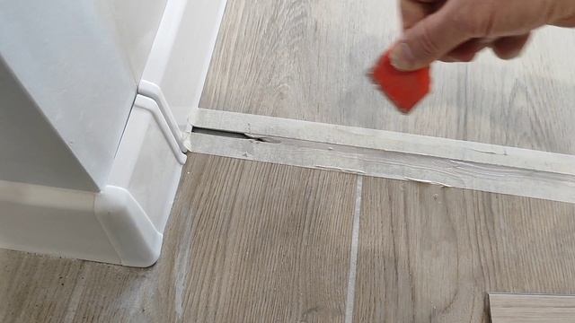 Силиконовый шов между плиткой и кварц винилом. смотреть онлайн