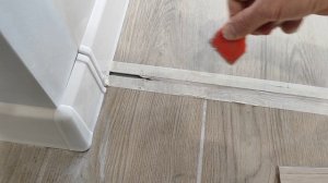 Силиконовый шов между плиткой и кварц винилом.