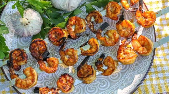 Шашлык из мяса, рыбы и креветок