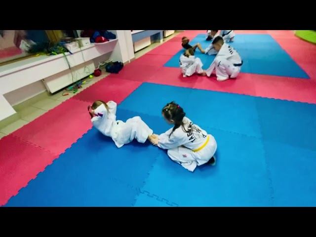 Группа « Карапузиков » очень старается выполнить задание смотреть онлайн