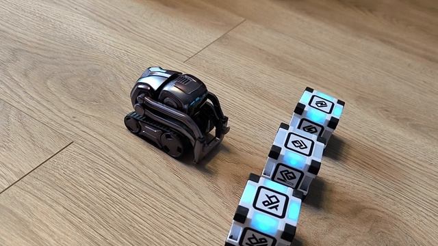 Anki Kozmo заряжается