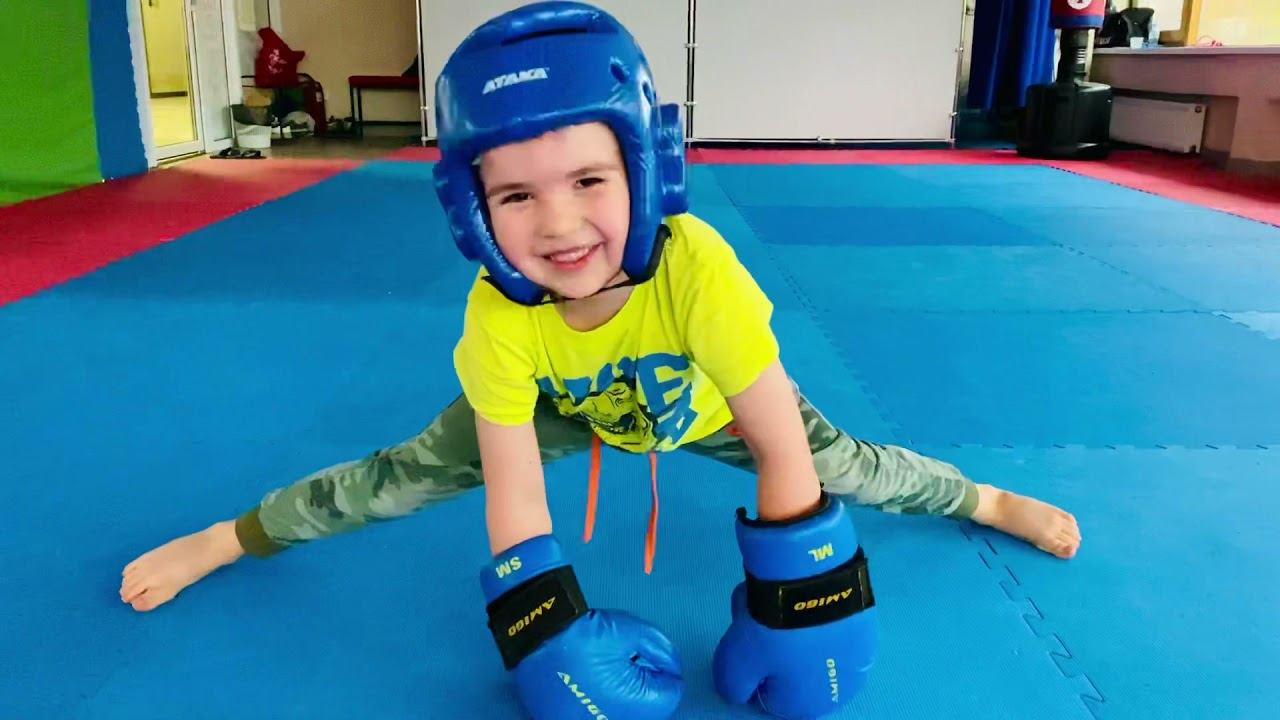 Вот так весело выполняем растяжку с Ромой, 5 лет смотреть онлайн