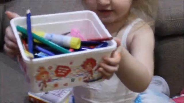 СНЕЖИНКА УЛЬЯНА играет ..прыгает...и балуется