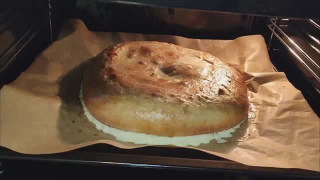 Пирог с шампиньонами и капустой.