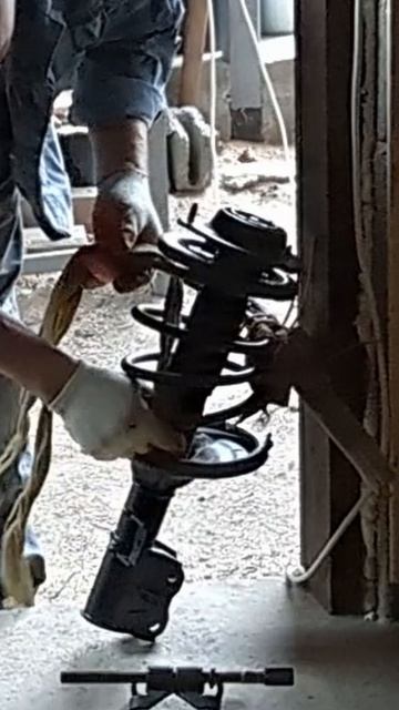 Как сжать пружину стойки без спецстяжек смотреть онлайн