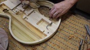 Полуакустический арктоп-бас с whammy | Производство бас-гитар