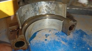 Проверка целостности вкладышей шатуна.