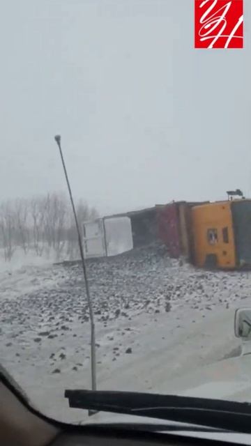 03.01.2022 — Большегруз потерялся между дорогой и кюветом (Углегорский район, о. Сахалин)