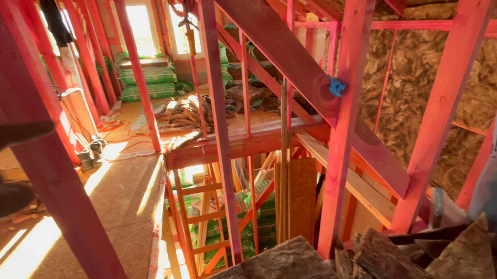 Немного работы во дворе , пока холод держится и продолжаю утеплять наш дом ...