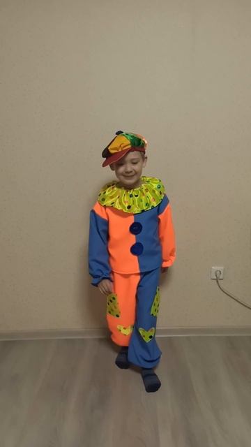 Костюмы клоунов, петрушки, гнома