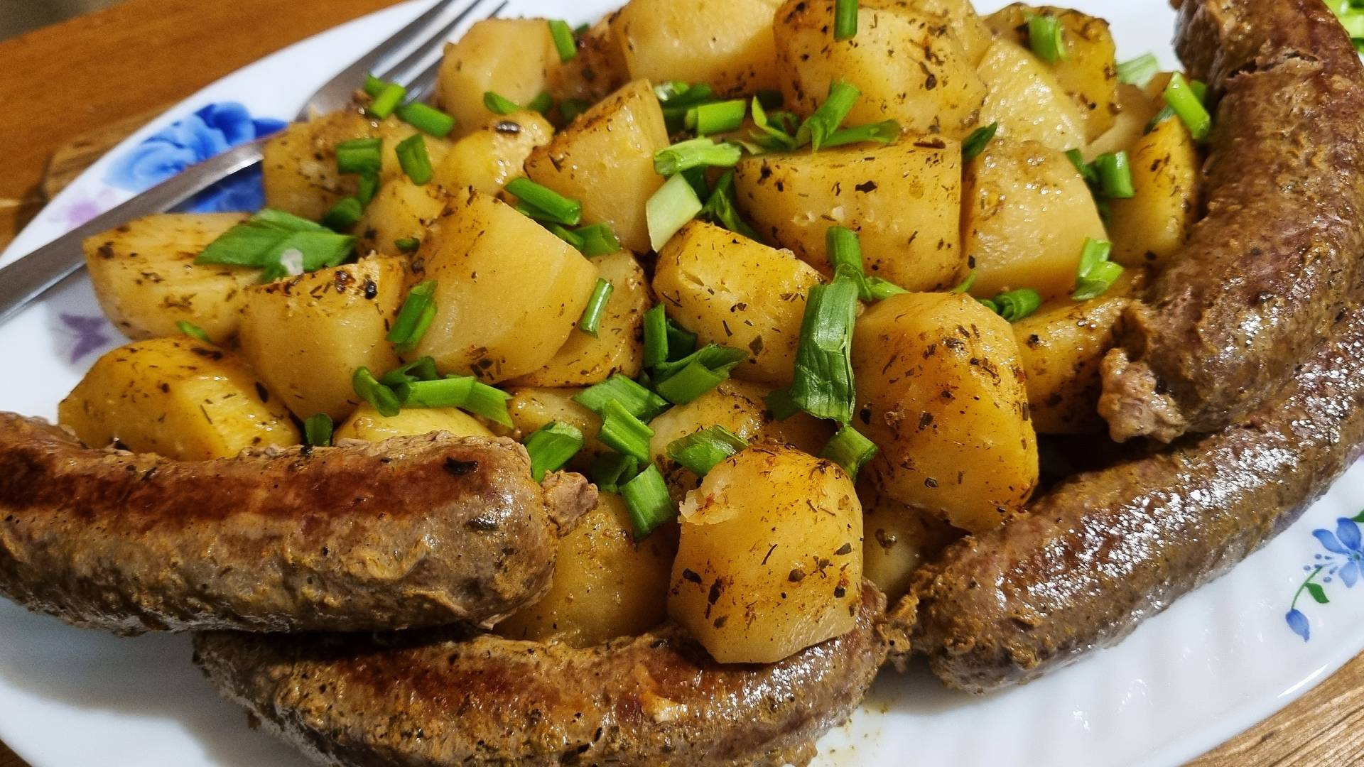 Сочные Колбаски с Картошкой в Мультиварке