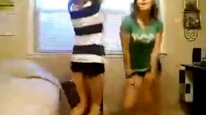 Две молодые девчонки классно танцуют