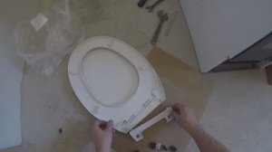 Как собрать и установить сиденье на унитаз.