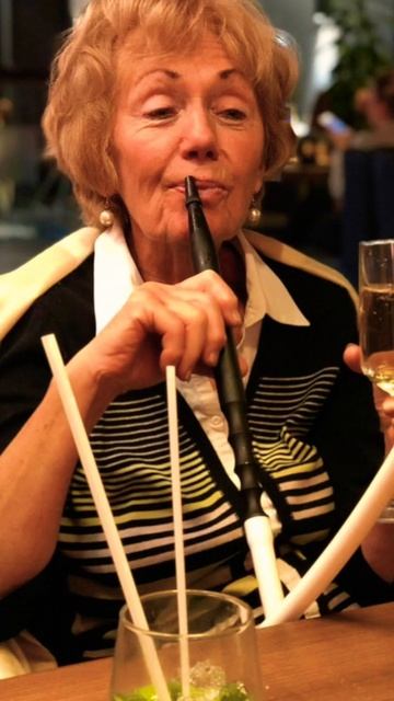 Катерина Кузнєцова показала фото 85-річної бабусі з кальяном і келихом шампанського: 