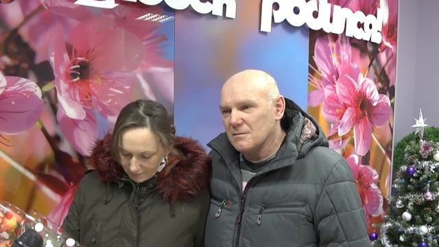 Сотрудники ГИБДД приехали на выписку женщины, которой помогли добраться до роддома смотреть онлайн