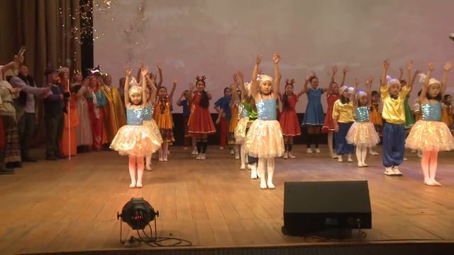 ОХУ-ЫН ЭЛЧИН САЙДЫН ЯАМНААС 200 ГАРУЙ ХҮҮХДЭД ШИНЭ ЖИЛИЙН БЭЛЭГ ӨГЛӨӨ