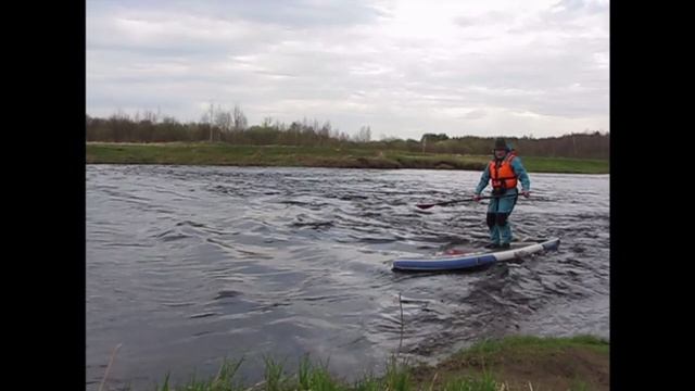 Удержание сапборда на перекате в струе.