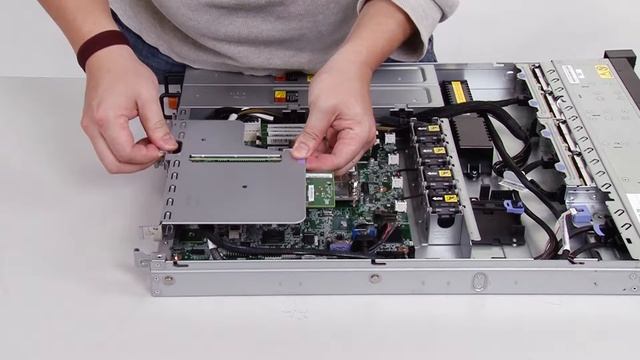 Lenovo System x3250 M6 installing a PCIe riser card смотреть онлайн