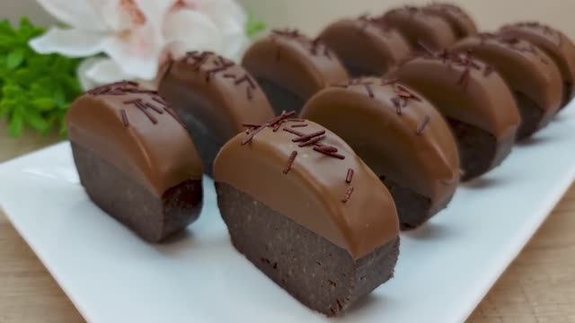 Немного фантазии и из обычных продуктов имеем очень вкусный десерт! Быстро! смотреть онлайн