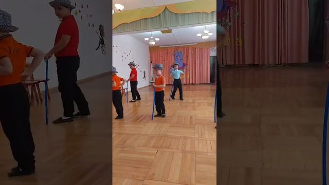 Танец со шляпами и тростями в детском саду в подготовительной группе смотреть онлайн